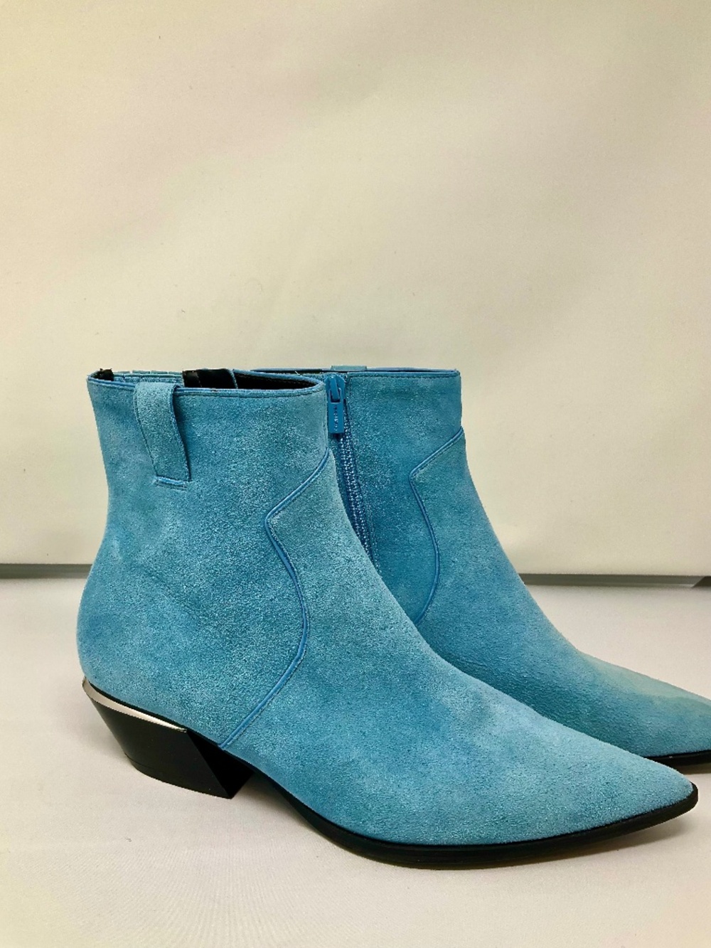 Like New "Calvin Kline" Nanuka Blue Suede Western Style Ankle Boots SZ 8.5